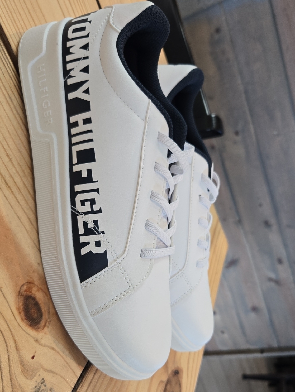 Tommy Hilfiger White and Navy Logo Low-Top Sneakers Size 7 New Boys
